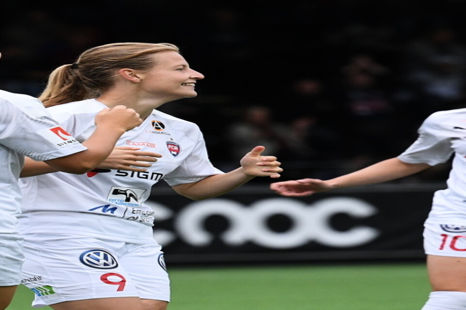 Rosengårds Anna Anvegård (i mitten) gratuleras efter att hon redan efter 16 sekunder gjort 1–0 hemma mot Djurgården. Anvegård hann med ytterligare ett mål när Malmöklubben vann med 3–1.