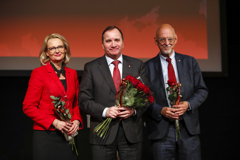 Socialdemokraterna toppar listan i EU-valet med förra migrationsministern Heléne Fritzon. Här tillsammans med statsminister Stefan Löfven (S) och EU-minister Hans Dahlgren. Arkivbild.
