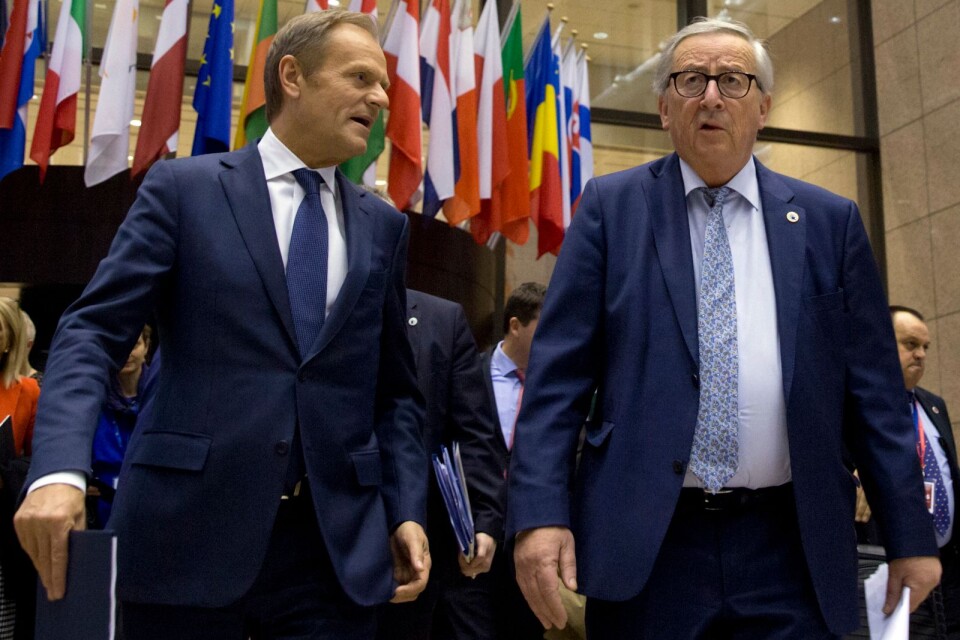 EU:s permanente ordförande Donald Tusk och EU-kommissionens ordförande Jean-Claude Juncker lämnar toppmötet i Bryssel.