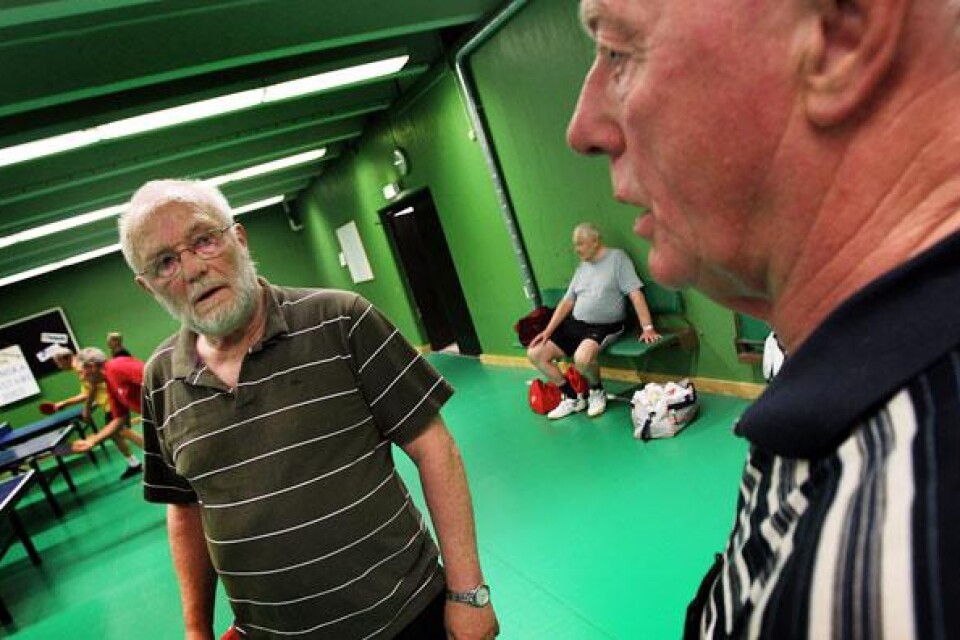 Bertil Berggren och Sten-Åke Eriksson tränar pingis två gånger i veckan. Men den dåliga luften i hallen gör att de måste lägga av efter en timme.