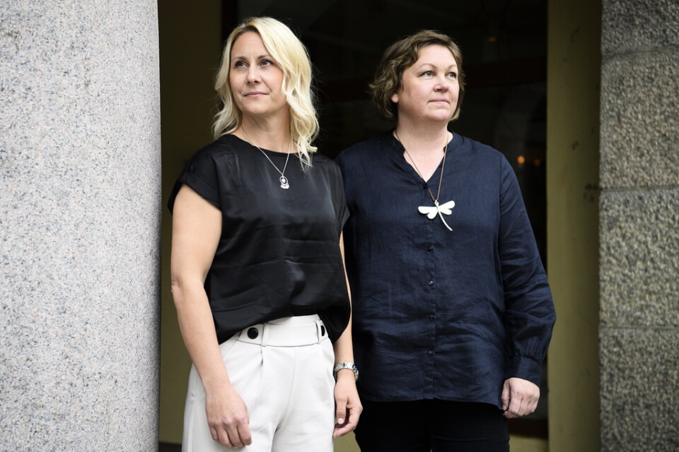 Svägerskorna Jennie Lundgren och Ulrika Lundgren Lindmark debuterar med deckaren "Där isarna råmar", den första boken i en serie som utspelar sig kring Bottenviken.