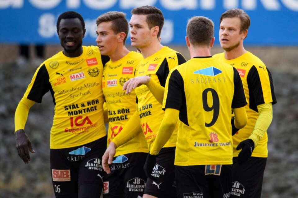 David Löfquist, längst till höger, gratuleras efter det avgörande målet mot Kristianstad FC.