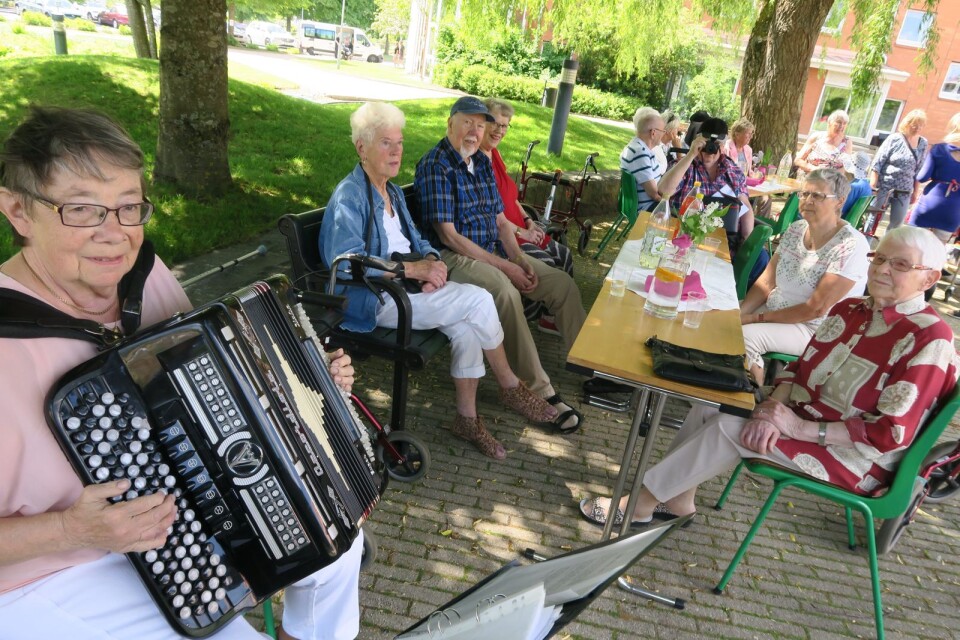 Hemtjänsten Östras sommarfest utgick i år från Aniaraparken vid Folkets Hus. Där spelade Birgitta Zrinski, enligt egen utsago, vårlåtar på dragspel för de cirka 35 seniorer som tackat ja till inbjudan.