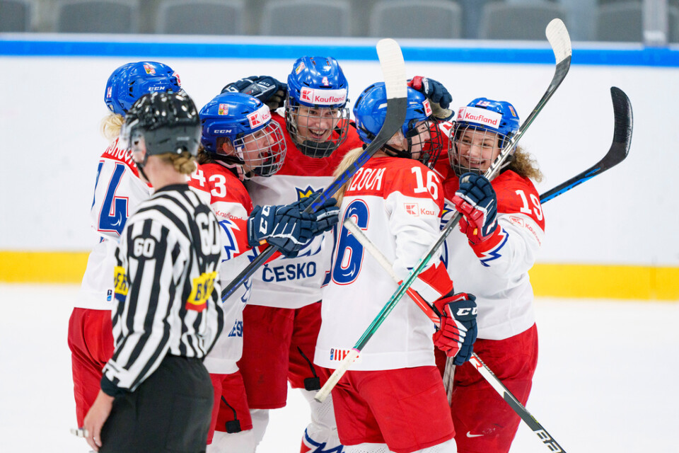 Tjeckiska spelare jublar under bronsmatchen.
