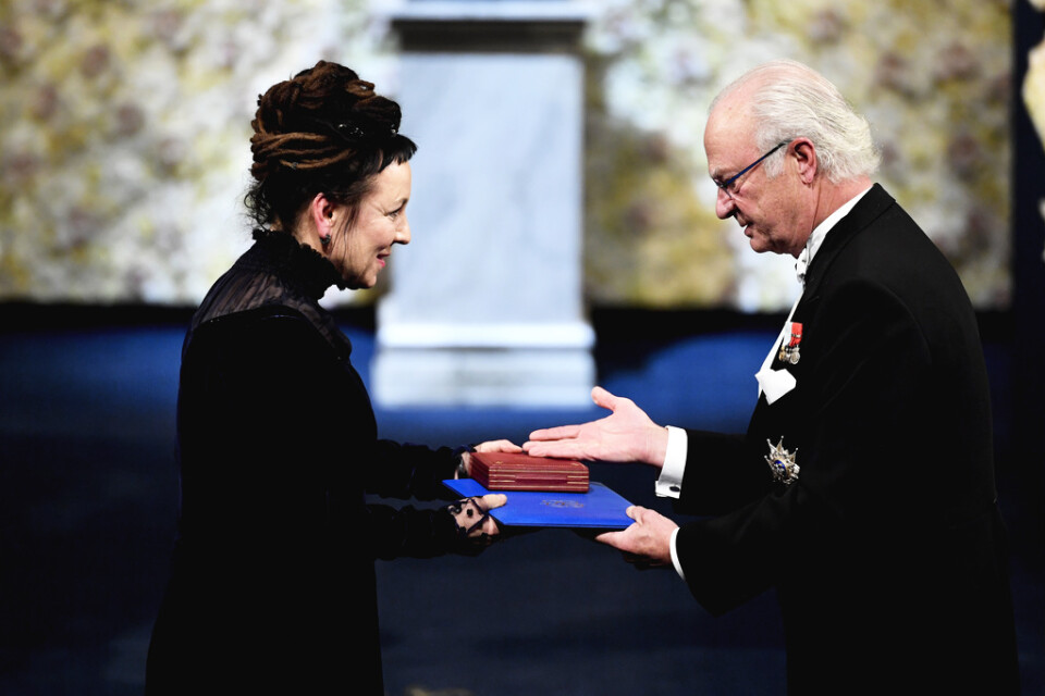 Till slut fick den polska tv-publiken se sin landsmaninna Olga Tokarczuk ta emot Nobelpriset i litteratur ur kung Carl XVI Gustafs hand.