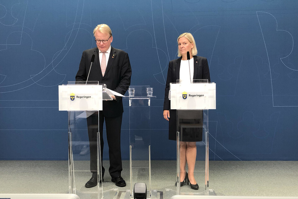 Finansminister Magdalena Andersson (S) och försvarsminister Peter Hultqvist (S) presenterar finansieringen av de ökade anslagen till försvaret.