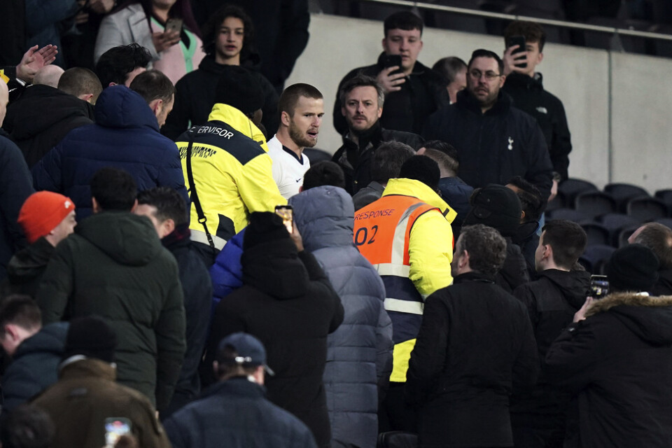 Eric Dier straffas efter att ha jagat en supporter på läktarplats på Tottenham Hotspur Stadium i London i mars. Arkivbild.