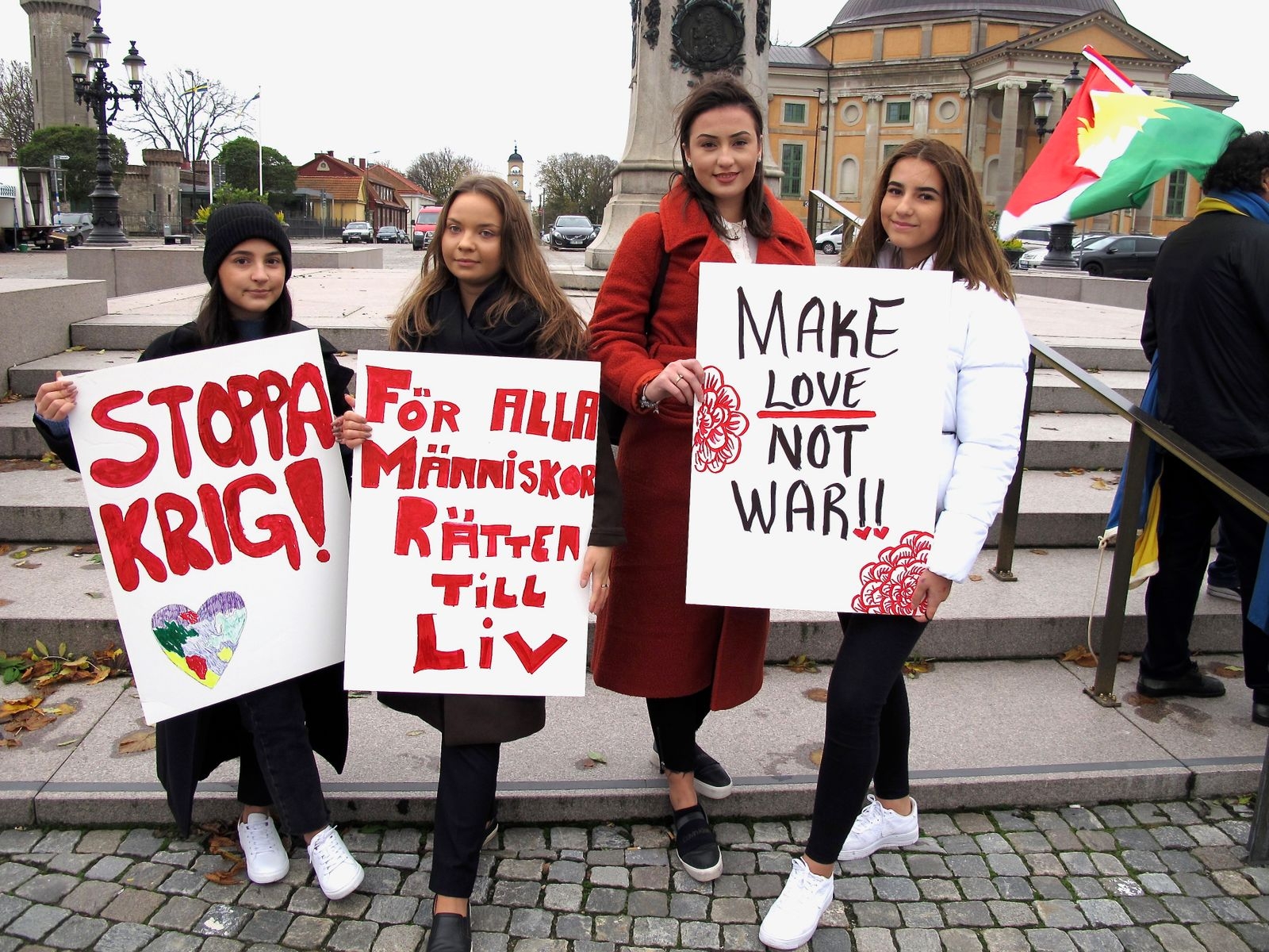 Nadja Braiteh, Selma Kinaoui, Egzonita Maxhuni och Lucija Johansson från SSU ville visa sitt stöd för kurderna.