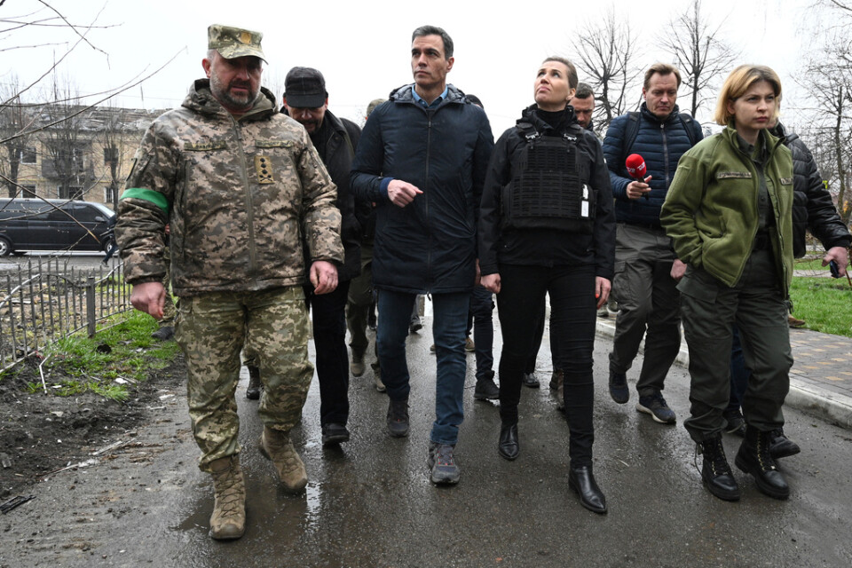 Olha Stefanisjyna, längst till höger, besöker staden Borodyanka nordväst om Kiev tillsammans med bland andra Spaniens premiärminister Pedro Sánchez, tredje från vänster, och Danmarks statsminister Mette Frederiksen, tredje från höger. Bilden är tagen den 21 april.