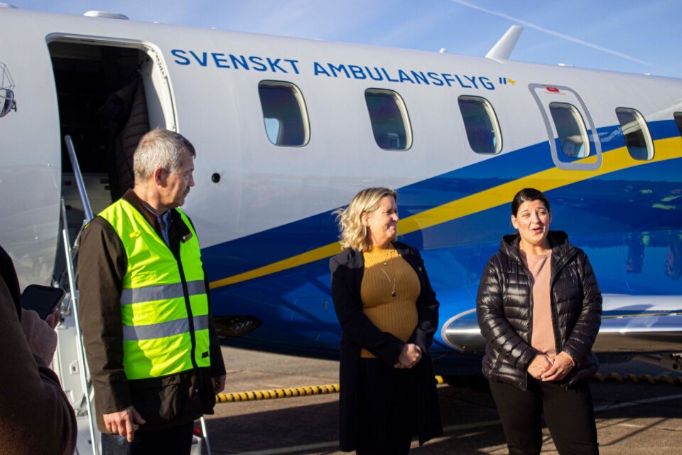 Styrelseordförande för Svenskt Ambulansflyg, Ola Karlsson (M), Malin Sjölander (M) och regionråd Angelica Katsanidou (S).