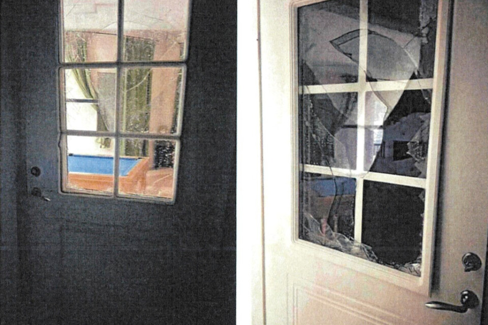 Dörr, utifrån och inifrån, som forcerades när Säkerhetspolisen slog till mot mannens bostad 22 november 2022.