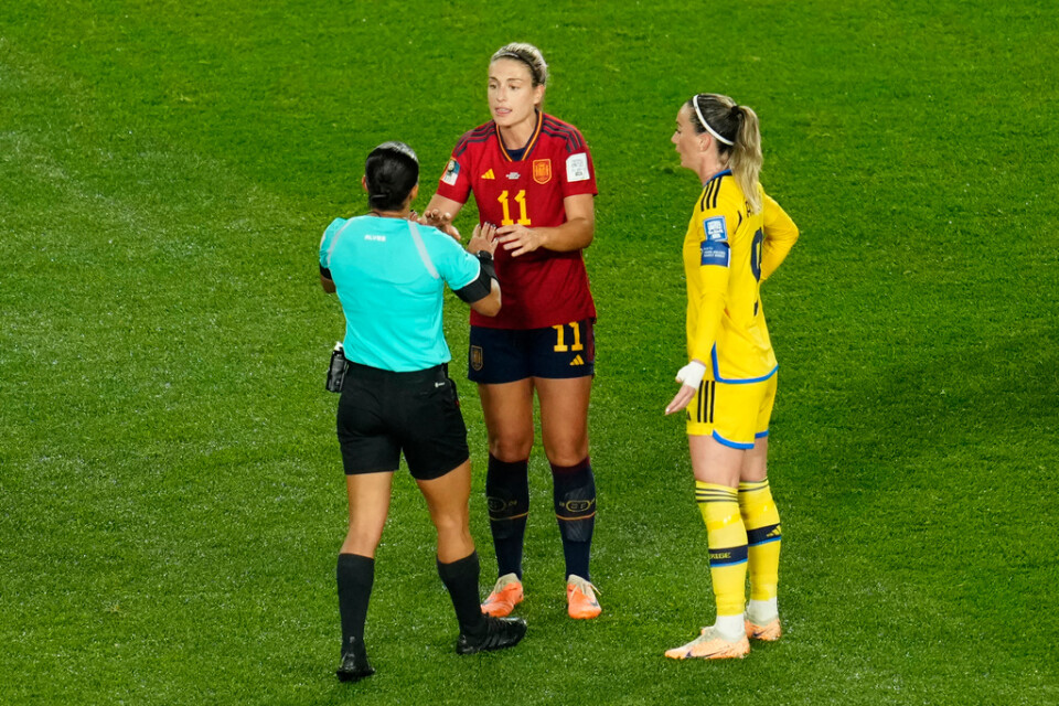 Sverige var inte nöjda med domaren Edina Alves Batistas insats i semifinalen.