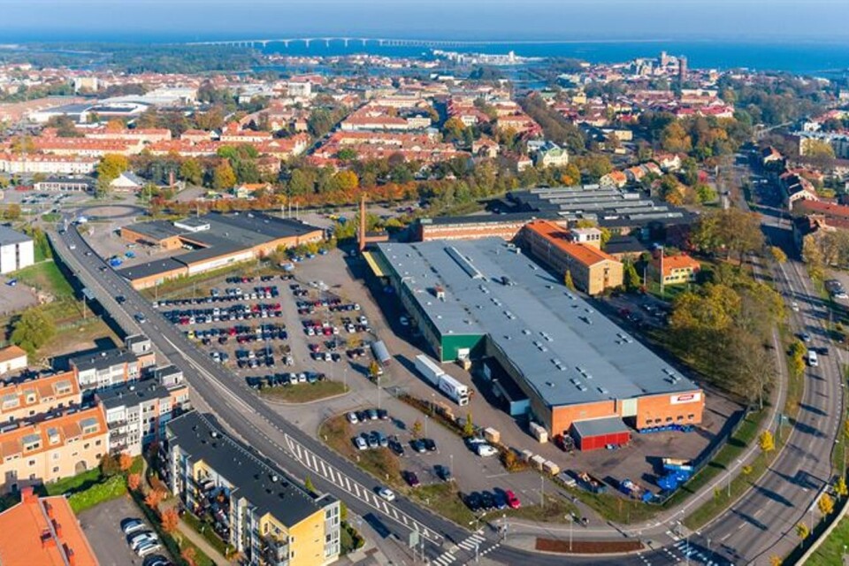 Industrifastigheten är belägen intill Bragebron i Kalmar.