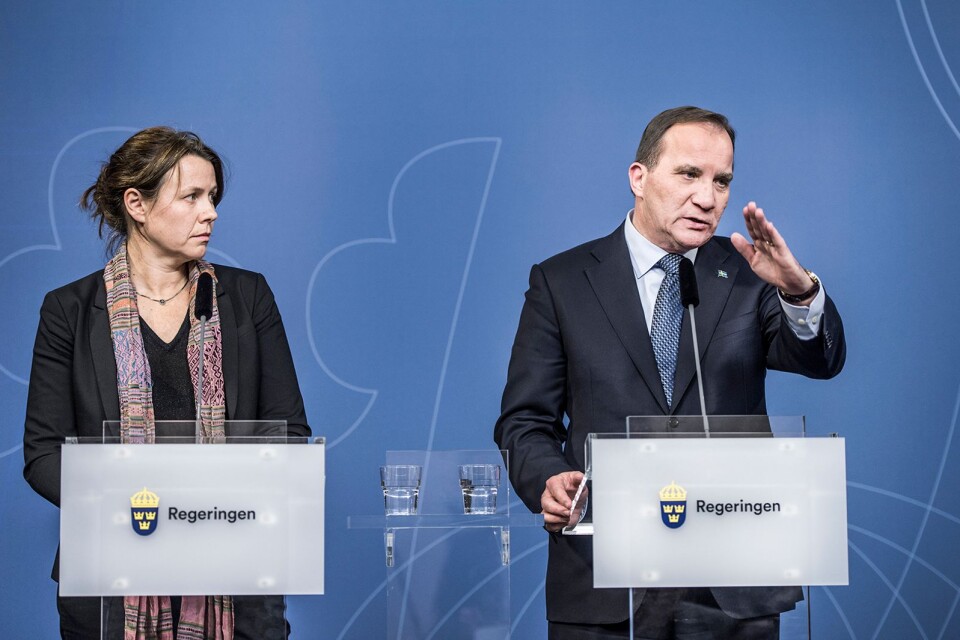 24 november 2015 presenterade dåvarande språkröret och miljöministern Åsa Romson och statsminister Stefan Löfven de omedelbara begränsningar av asylrätten som regeringen fattat beslut om.