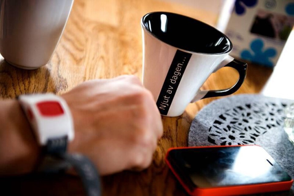 Texten ”njut av dagen” pryder Jörgens kaffekopp. Det är ett motto som numera beskriver hans levnadssätt.