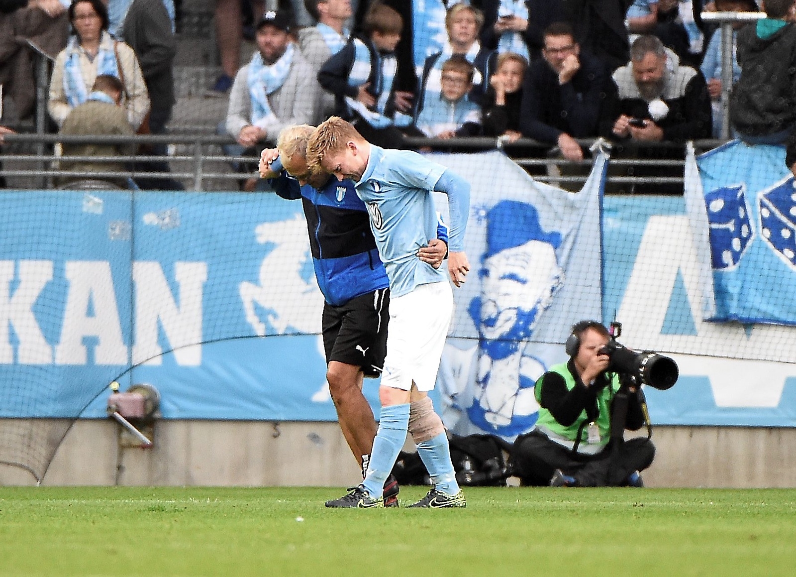 Även Anders Christiansen tvingades utgå skadad i matchen och missar den kommande matchen. Foto: Emil Langvad/TT