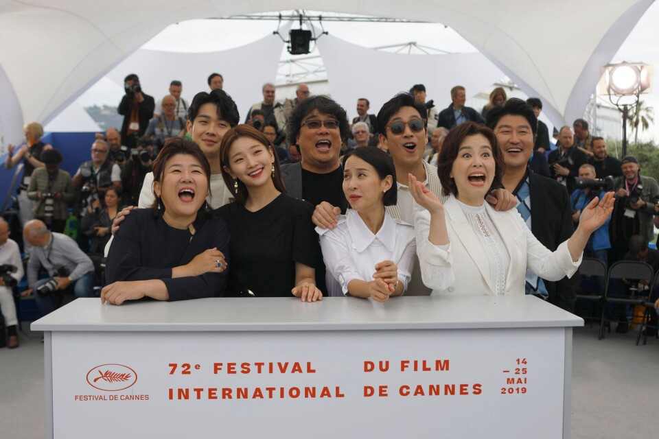 Choi Woo-Shik, regissören Bong Joon-Ho, Lee Sun-Gyun, Kang-Ho-Song, Lee Jung-Eun, Park So-Dam, Cho Yeo-Jeong, och Chang Hyae-Jin poserar framför pressuppbådet i Cannes inför visningen av ”Parasite”.