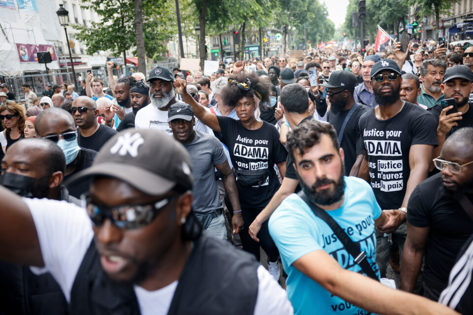 Över tusen människor samlades i centrala Paris – trots protestförbud. I mitten syns Assa Traoré som organiserat protesten.