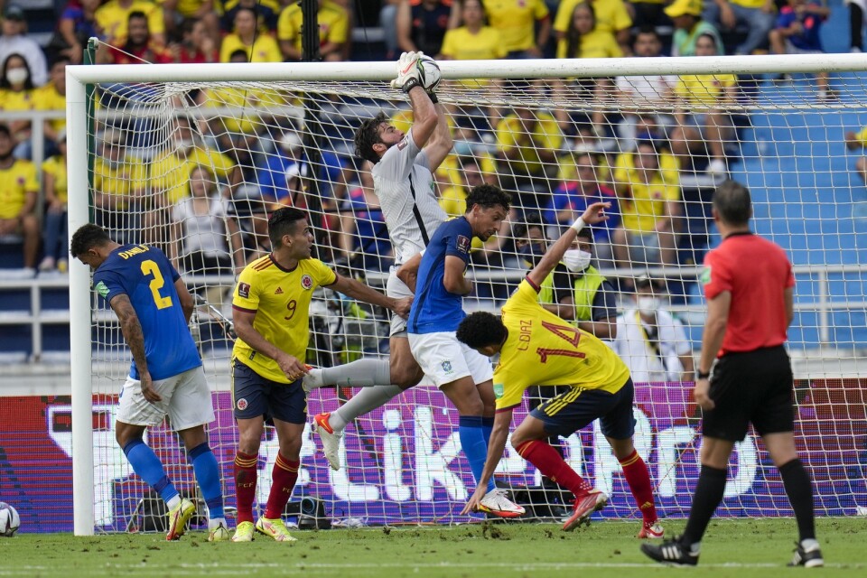 Brasiliens målvakt Alisson fångar bollen mot Colombia.