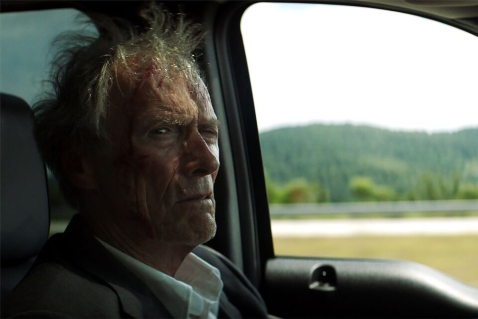 Earl (Clint Eastwood) börjar jobba som kurir åt knarkmaffian på äldre dagar i "The mule".