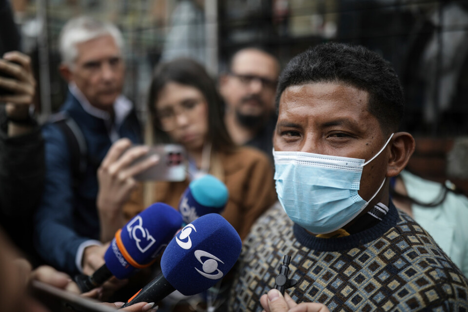 Manuel Ranoque, pappan till två av de upphittade barnen, möter medier utanför sjukhuset i Bogotá.