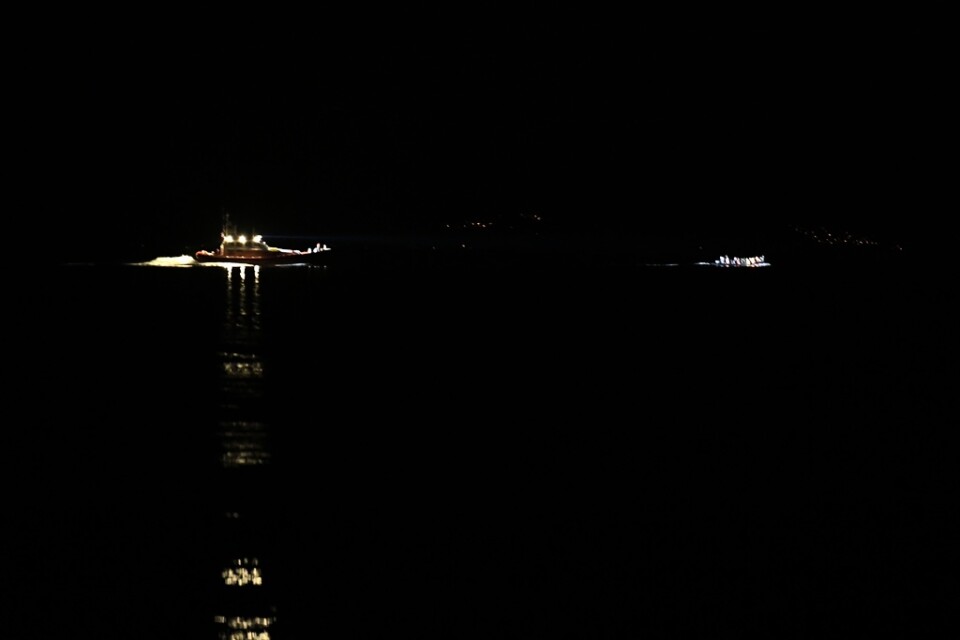 Ett kustbevakningsfartyg närmar sig en mindre migrantbåt utanför den grekiska ön Lesbos. Arkivbild.