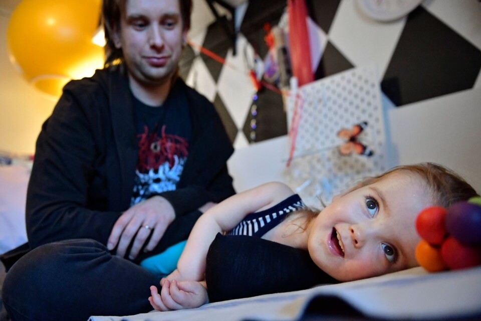 Eija Winblad von Walter, 2,5 år har en omfattande hjärnskada och behöver konstant tillsyn. Eftersom sondmatning räknas som egenvård är hon en av många som nekats assistans, vilket TT rapporterat om. Det räcker nu, anser Anne-Marie Ekström.