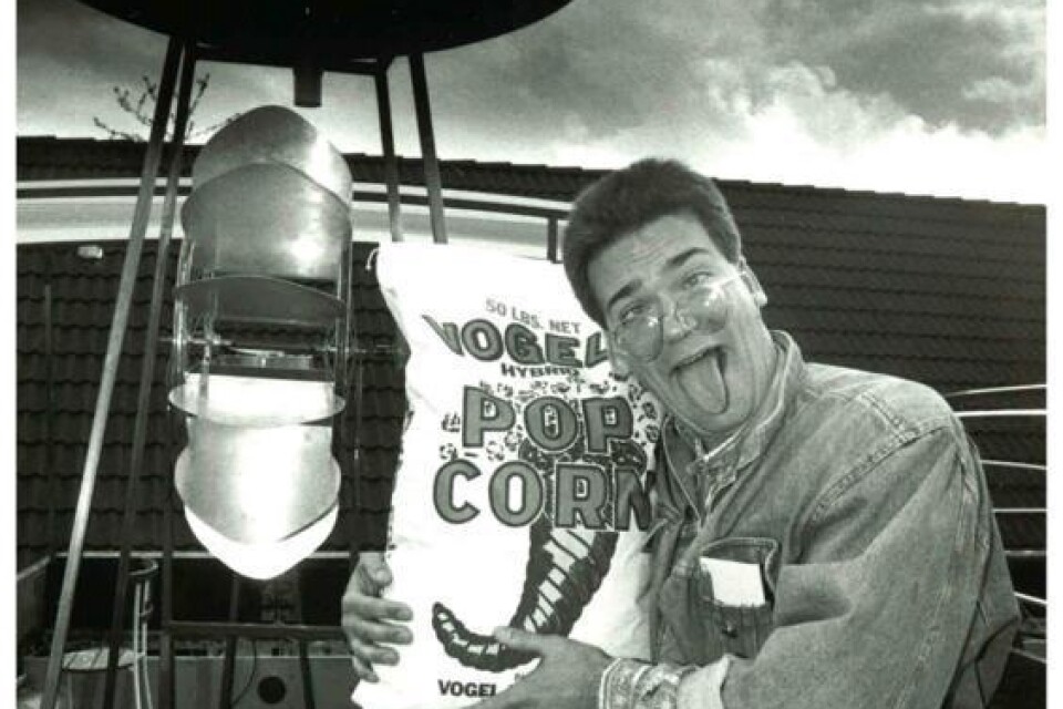 Nya tider med Tobias Ekman 1991 – famnen full med popcorn och en popcornregnmaskin i bakgrunden.