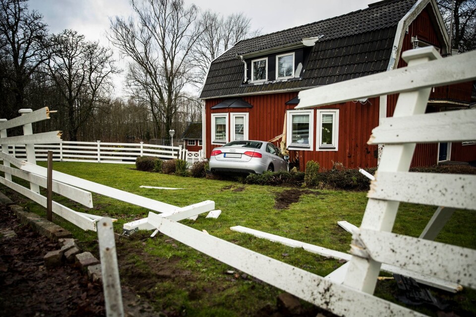 På fredagsmorgonen körde en bil in i ett hus på Jönköpingsvägen.