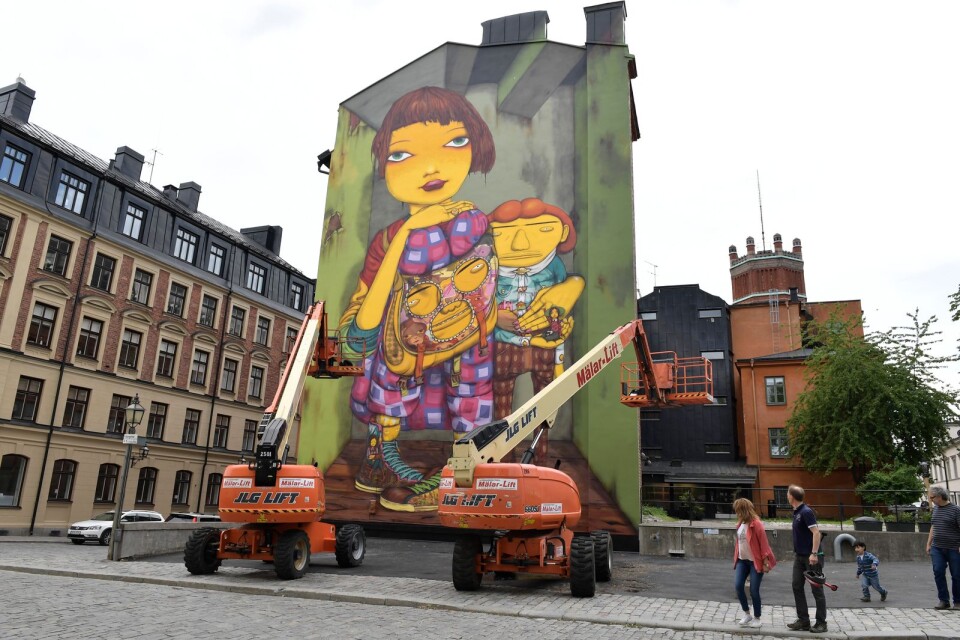Världskända graffitikonstnärer intar Södermalm i Stockholm 2017. Otávio och Gustavo Pandolfos verk finns i flera storstäder runt om i världen. Men det här var första gången de målade i Sverige.