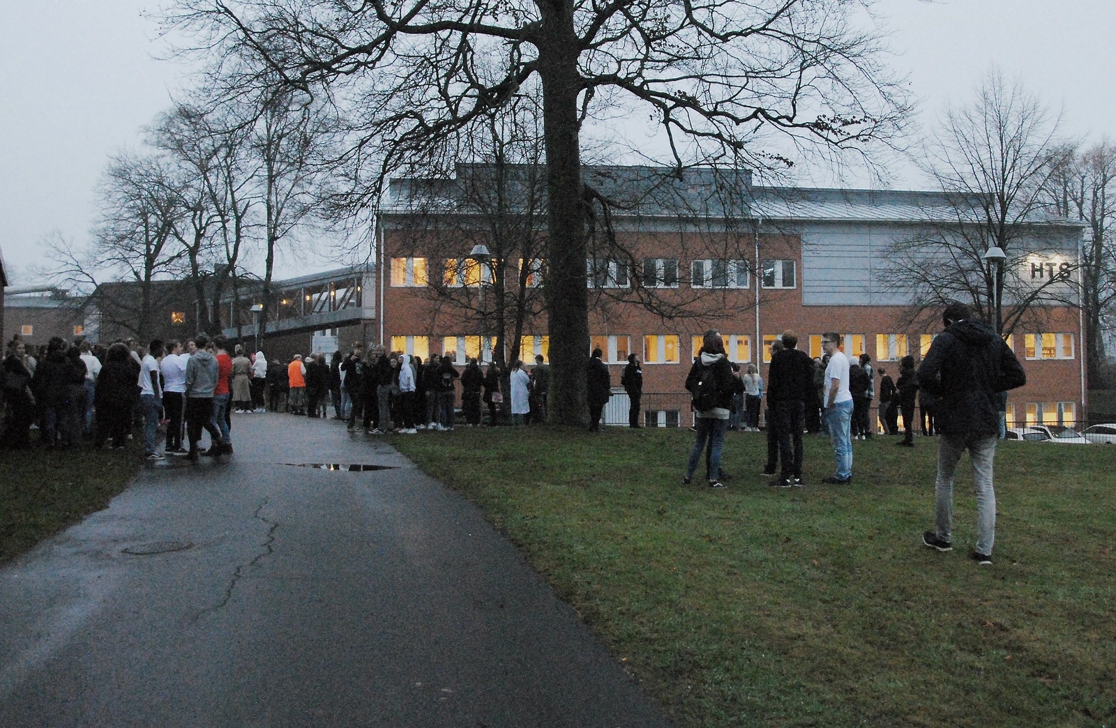 Eleverna på HTS tvingades ut när brandlarmet tjöt under torsdagsmorgonen. Efter en halvtimme motades alla elever bort till parkeringsplatsen längre från skolan. Foto: Lars-Åke Englund