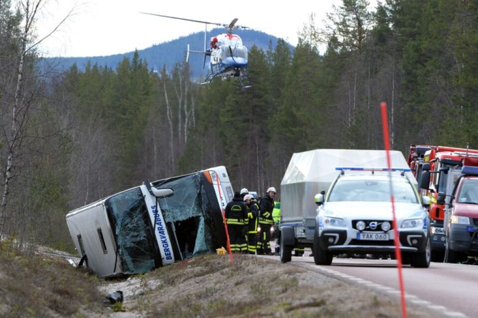 Tre personer omkom och över 20 skadades i bussolyckan, som inträffade utanför Sveg i Härjedalen den 2 april förra året.
