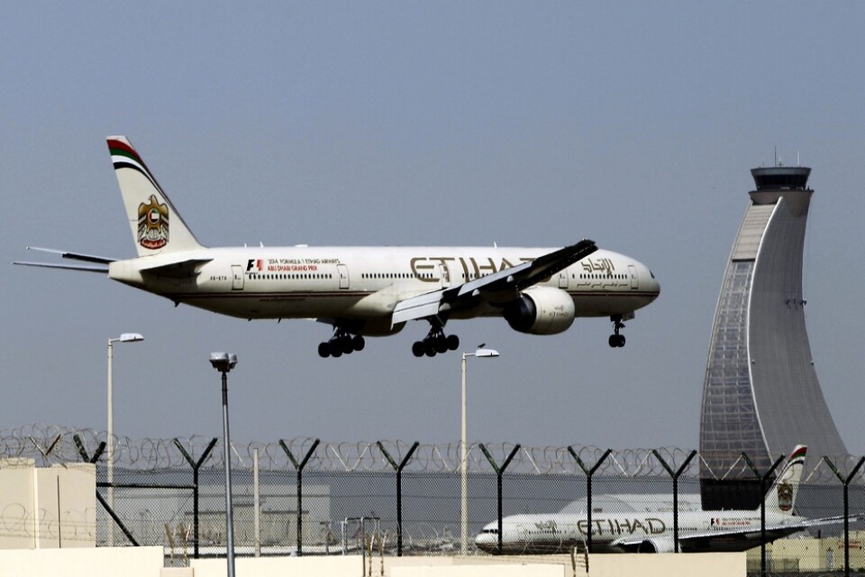 Ett Etihad Airways-flygplan landar på flygplatsen i Abu Dhabi. Arkivbild.