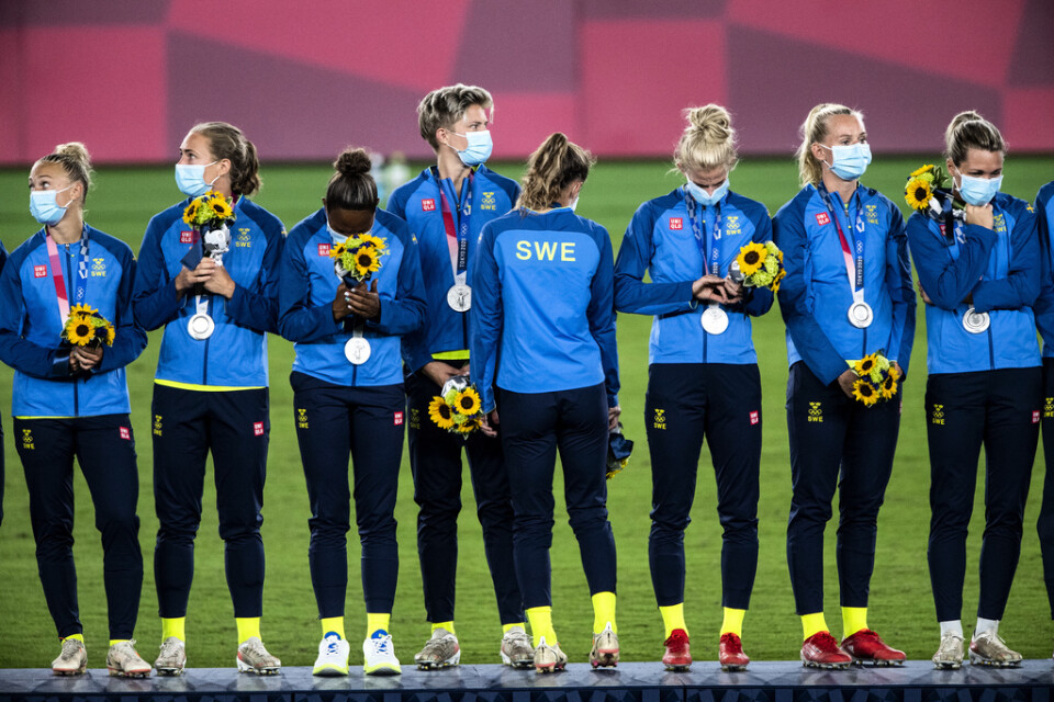 De svenska spelarna med sina silvermedaljer efter förlusten i OS-finalen mot Kanada.