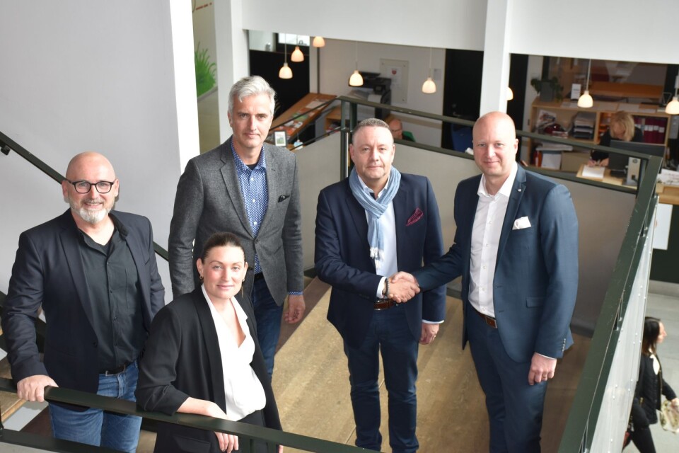 Matz Karlsson (till vänster) och Bertil Hedén, Storegate har startat ett nytt bolag, Diid, tillsammans med Patrick Isacsson, som är vd i det (2:a till höger). Han tar i hand med Jens Listerö, vd för Länsförsäkringar Blekinge, som ger bolaget ett tillskott på 2,5 miljoner kronor. Lene Håkansson, är finansansvarig i Länsförsäkringar och tar en styrelseplats i Diid.