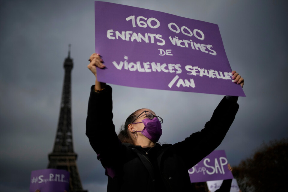 En kvinna demonstrerar i Paris 2021 mot sexuella övergrepp på barn. Nya regler för att bekämpa övergreppen på nätet har föreslagits i EU, men kritiseras som alltför långtgående. Arkivfoto.