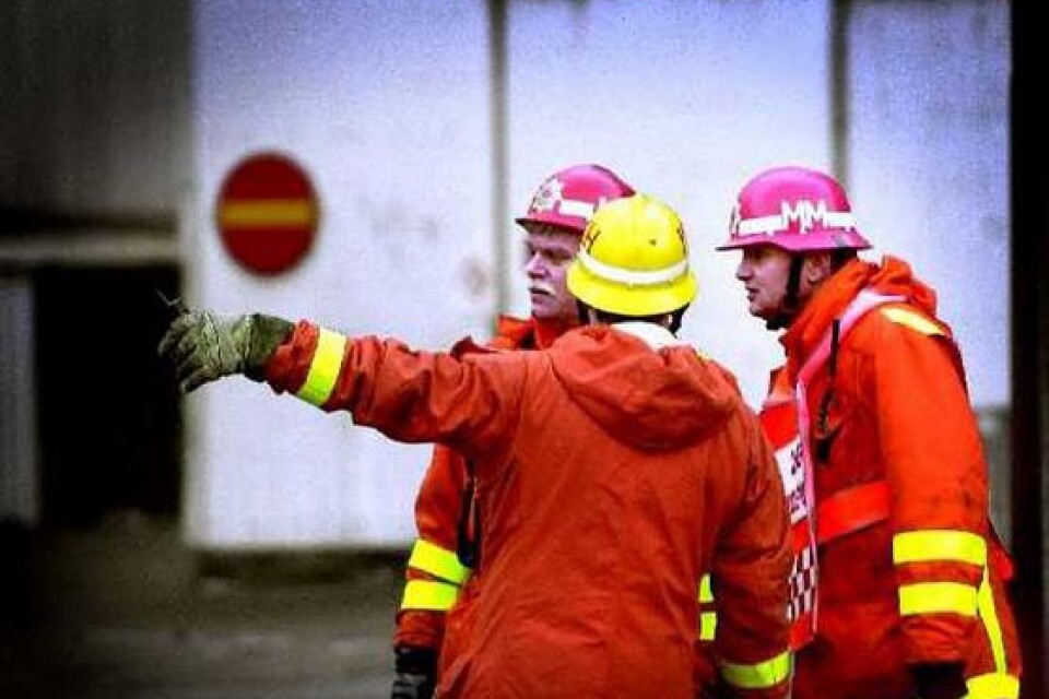 Räddningschefen Mats Moscan får information om läget.