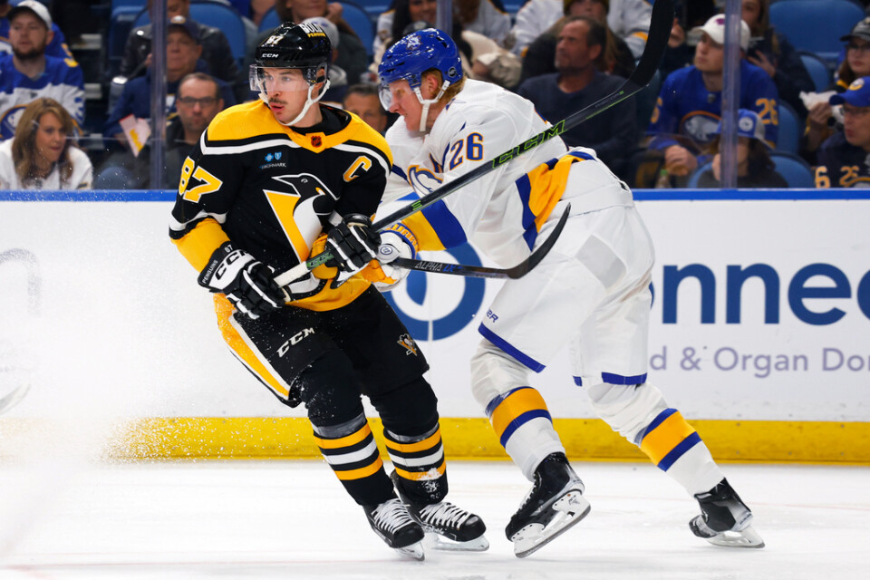 Pittsburghs Sidney Crosby (vänster) i närkamp med Buffalos Rasmus Dahlin.