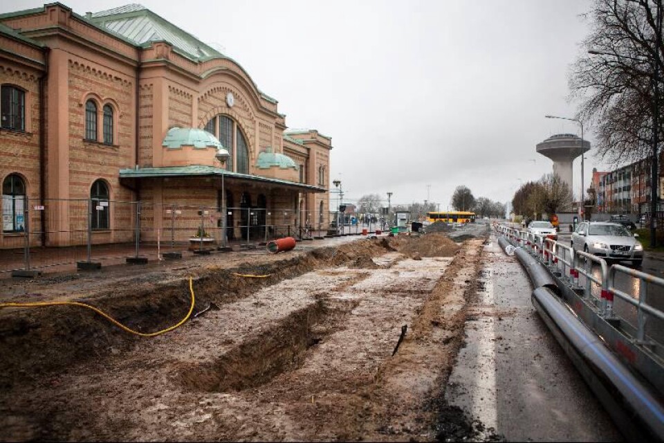 Här hittades skelettdelarna. Området utanför Centralstationen i Kristianstad är avspärrat efter att flertalet skelett grävts fram vid ledningsarbetet.