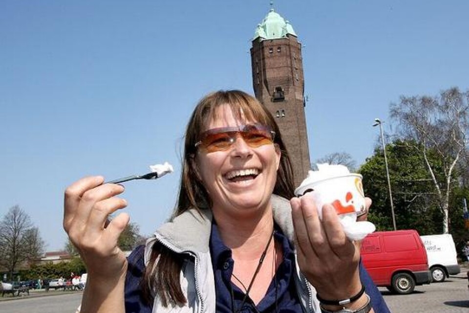Marie Karlsson åt glass på Stortorget. Bild: Claes Nyberg