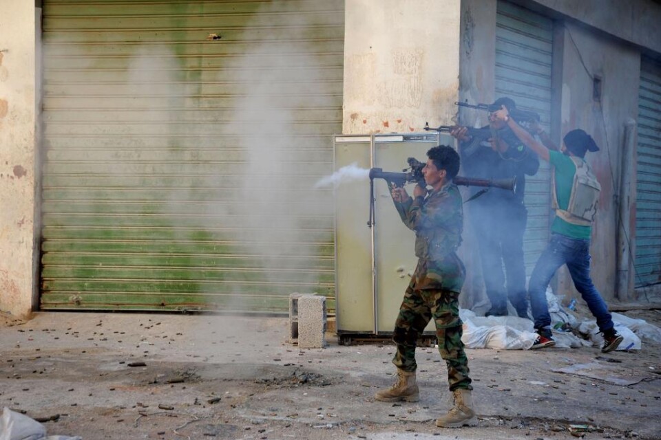 Åtta personer dödades och åtta skadades när en raket träffade ett bostadsområde i Benghazi i östra Libyen, uppger tjänstemän. En arméofficer anklagar islamistiska rebeller för attacken. Islamistiska milisgrupper har i över ett år kämpat om herraväldet ö
