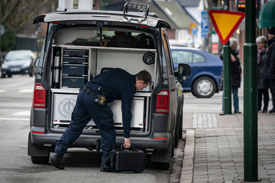 Polis och kriminaltekniker på plats i Limhamn där en kvinna i 75-årsåldern har hittats död.