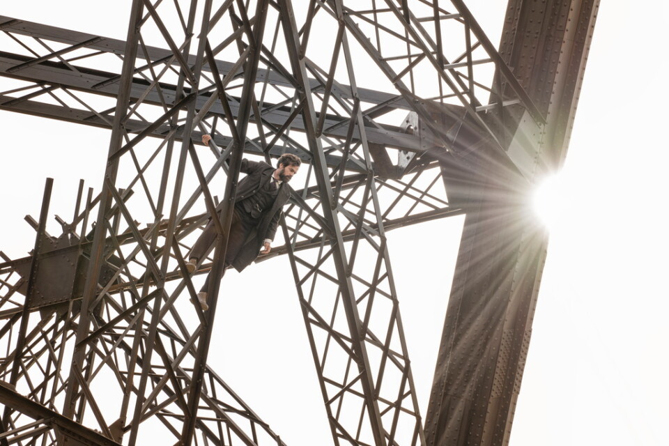 Eiffeltornet spelar en av huvudrollerma i filmen "Eiffel". Som ingenjören Gustave Eiffel syns Romain Duris. Pressbild.