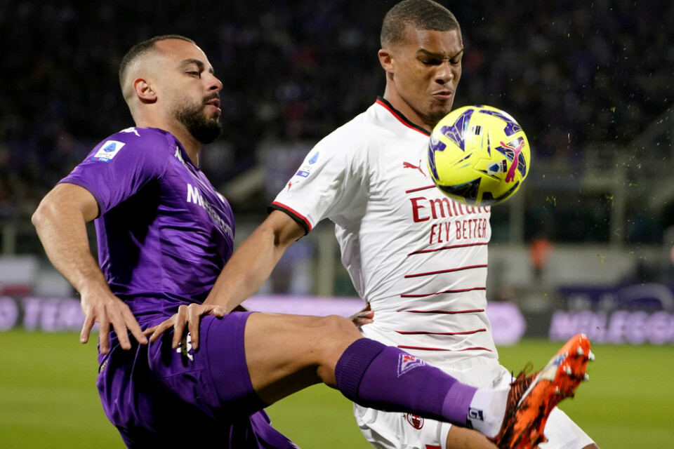 Fiorentinas Arthur Cabral och Milans Malick Thiaw i duell i kvällens match.
