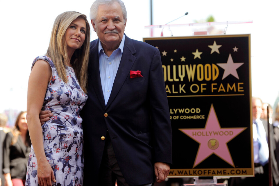 John Aniston tillsammans med sin dotter Jennifer Aniston när hon 2012 tilldelades en stjärna på Hollywood walk of fame. Arkivbild.