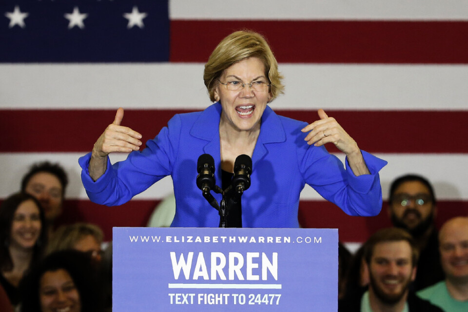 Elizabeth Warren, Massachusettssenator och presidentaspirant, hyllar sina anhängare vid sin valvaka i Des Moines i Iowa.