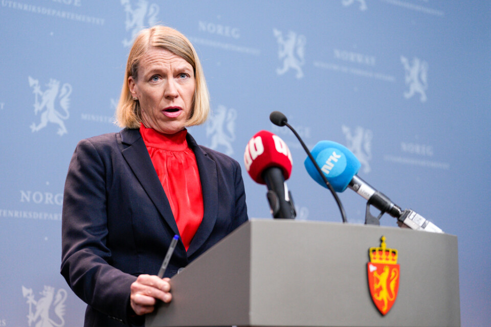 Norges utrikesminister Anniken Huitfeldt på en presskonferens där hon förklarar varför 15 ryska diplomater tvingas lämna landet.