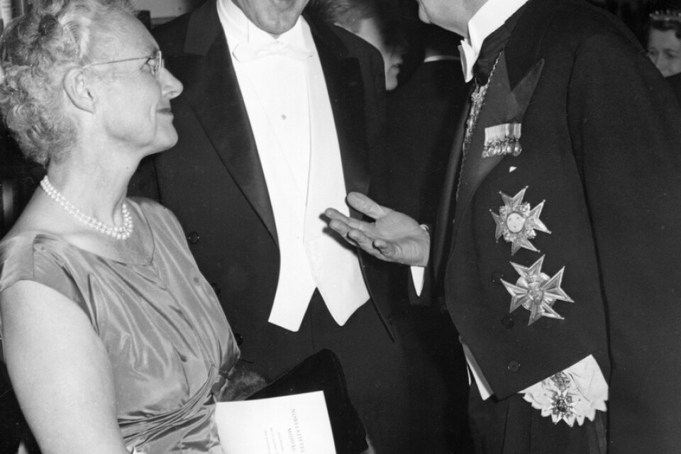 Kung Gustaf VI Adolf samtalar med medicinpristagaren Dickinson Woodruff Richards och dennes hustru Constance före Nobelmiddagen som 1956 hålls i Börshuset. Arkivbild.