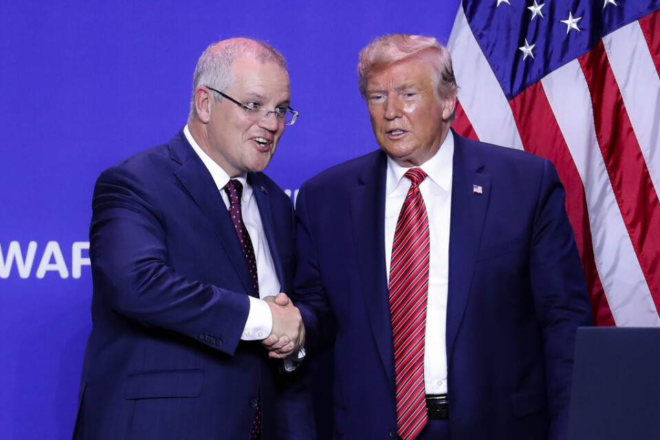 Även Australiens premiärminister Scott Morrison dras nu in i turerna som utlöst riksrättsutredningen mot Donald Trump. Bild från de två männens möte i USA i förrförra veckan.