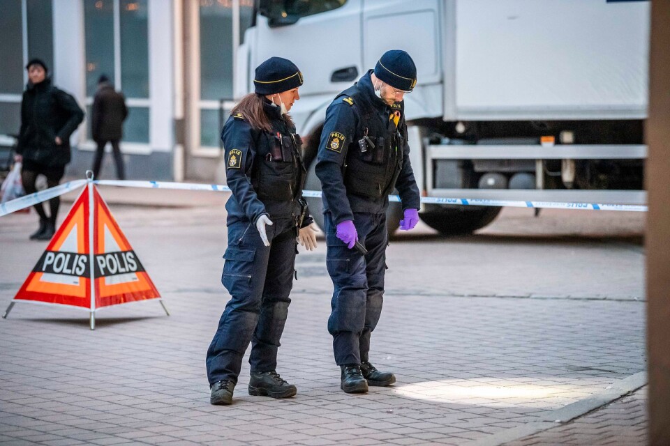 Polisens kriminaltekniker undersöker platsen vid Hantverkaregatan i Karlskrona efter den grova misshandeln. Efter två veckor har polisen fortfarande inte kunnat höra offret på grund av hans dåliga hälsa.